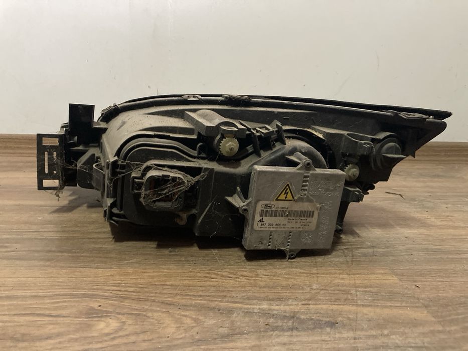 Десен фар за Ford Mondeo/ Форд Мондео ксенон 2003г