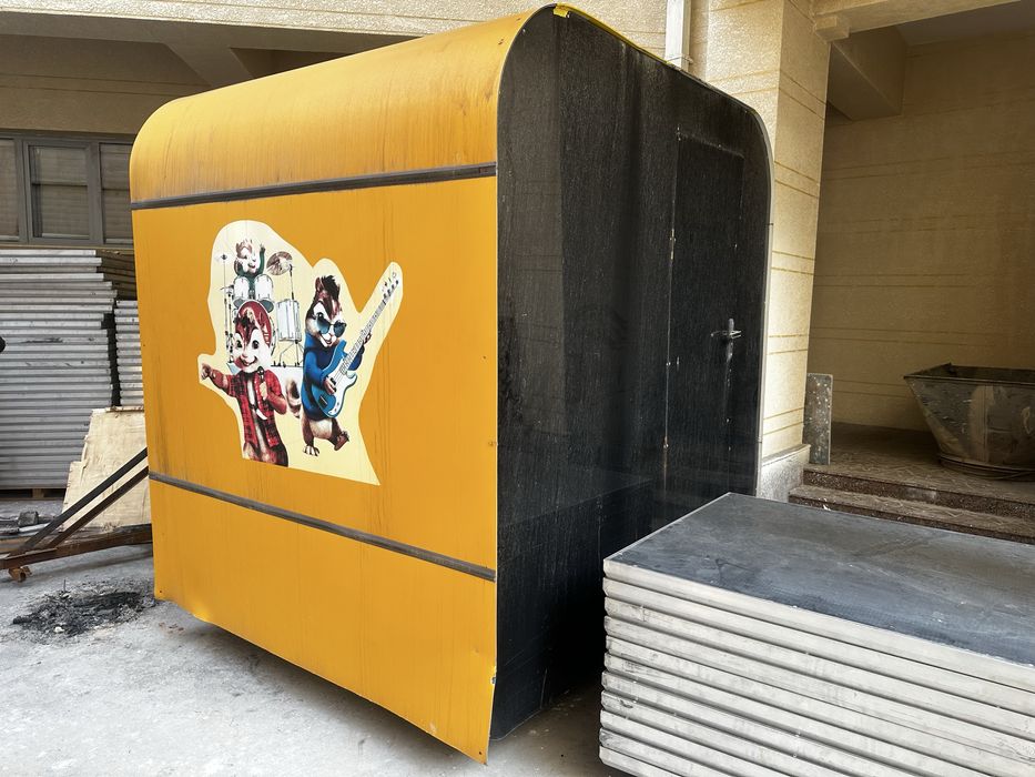 Будка сотилади. Ичида полкалари бор.