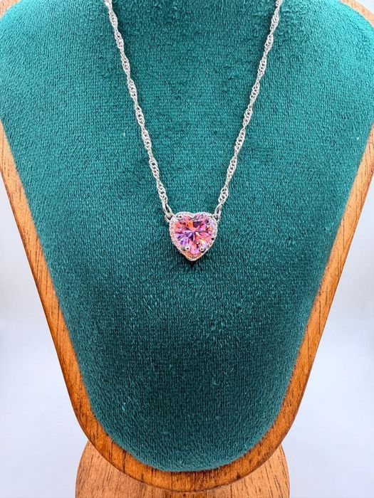 Подвеска с красивым камнем