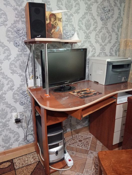 Продам компьютерный стол