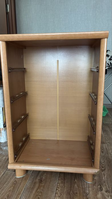 Продам срочно тумбу с зеркалом.