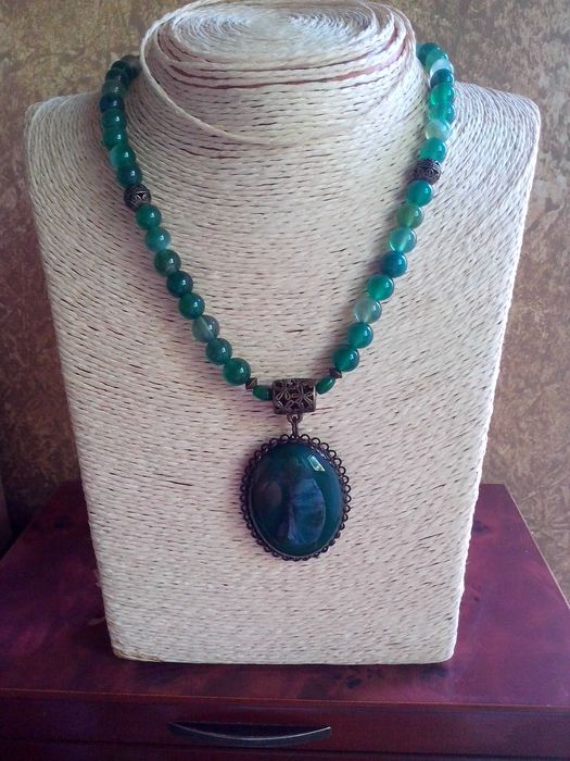 colier cu pandantiv mare din agate verzi