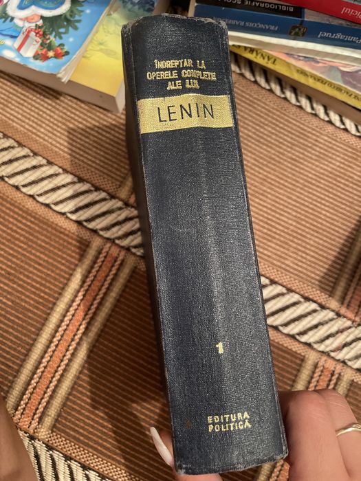 Trei volume din seria “Lenin”