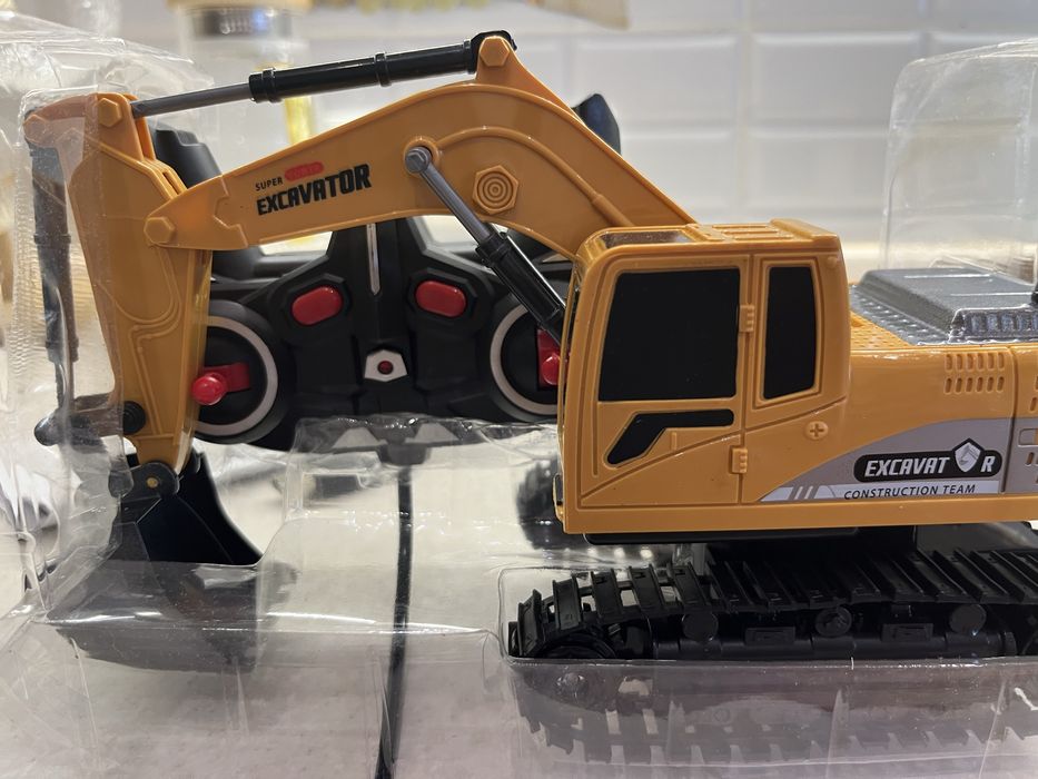 желтый экскаватор на радиоуправлении