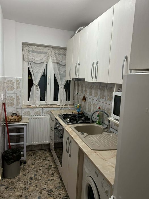 Închiriez apartament 3 camere