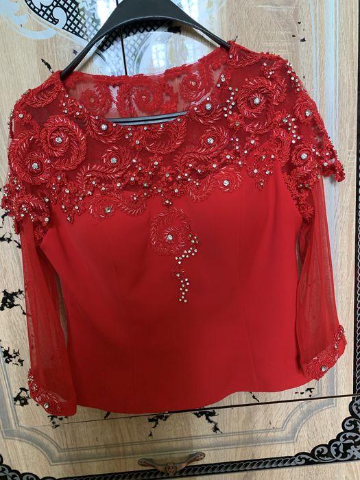 Турецкий кофта юбка сотилади. Факат бир марта тўйга кийилган.40 размер