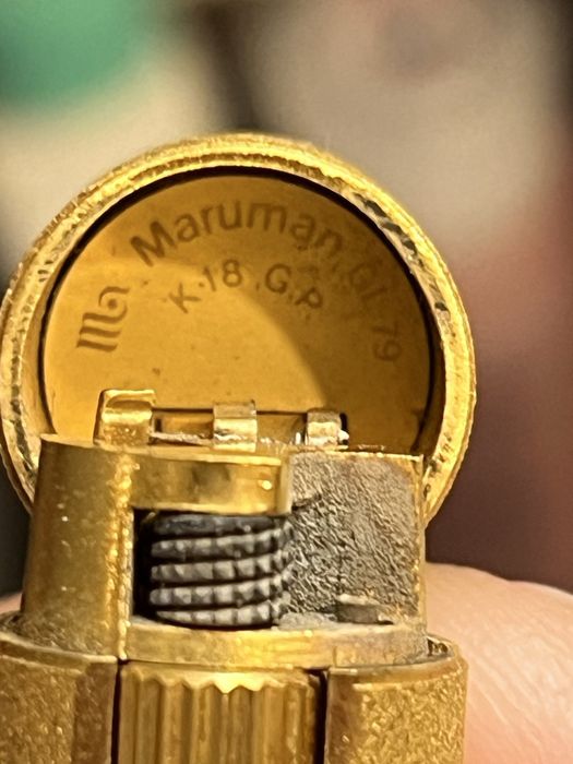 Două brichete defecte