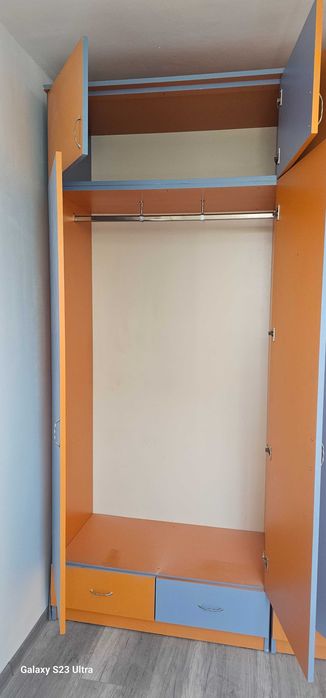 Dulap haine mare si spatios in stare foarte buna !