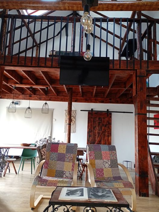 Domeniu cu două case și curte de 2,4 hectare  intravilan.