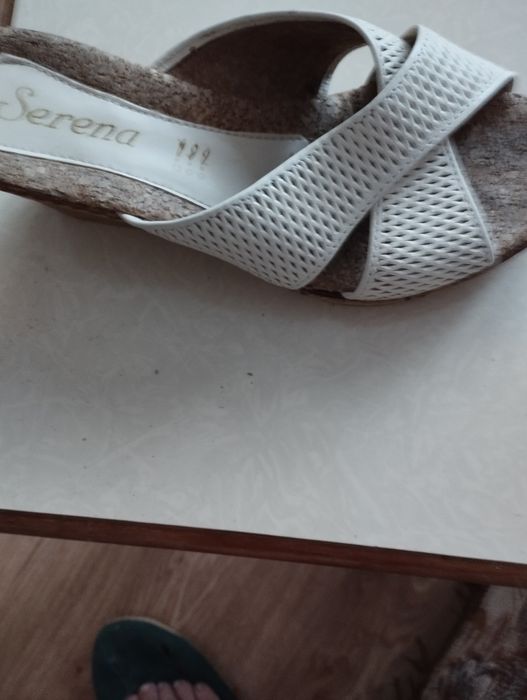 Бесплатно отдам босоножки