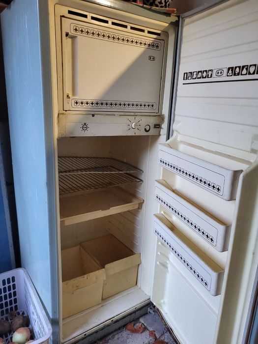 Холодильник сотилади, ишлаб турган. Нархи 600000сум