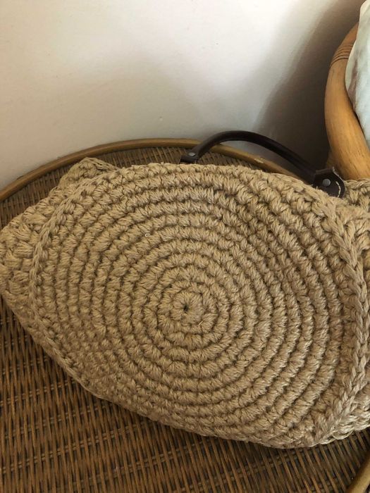 Соломенная сумка обвязанная крючком
