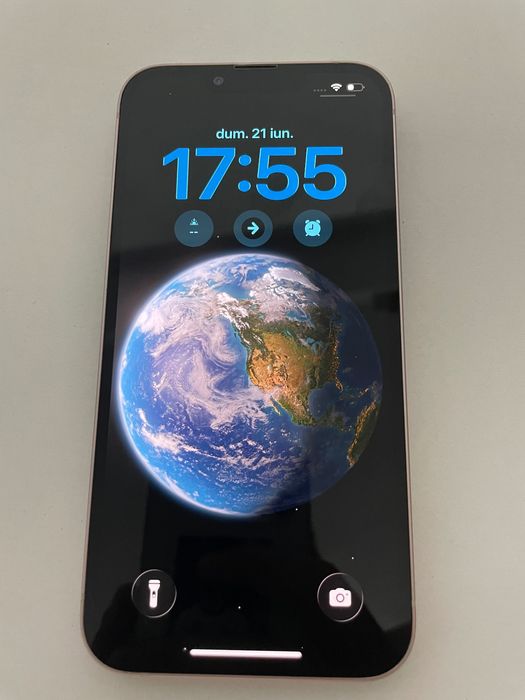 iPhone 13 roz în stare foarte bună