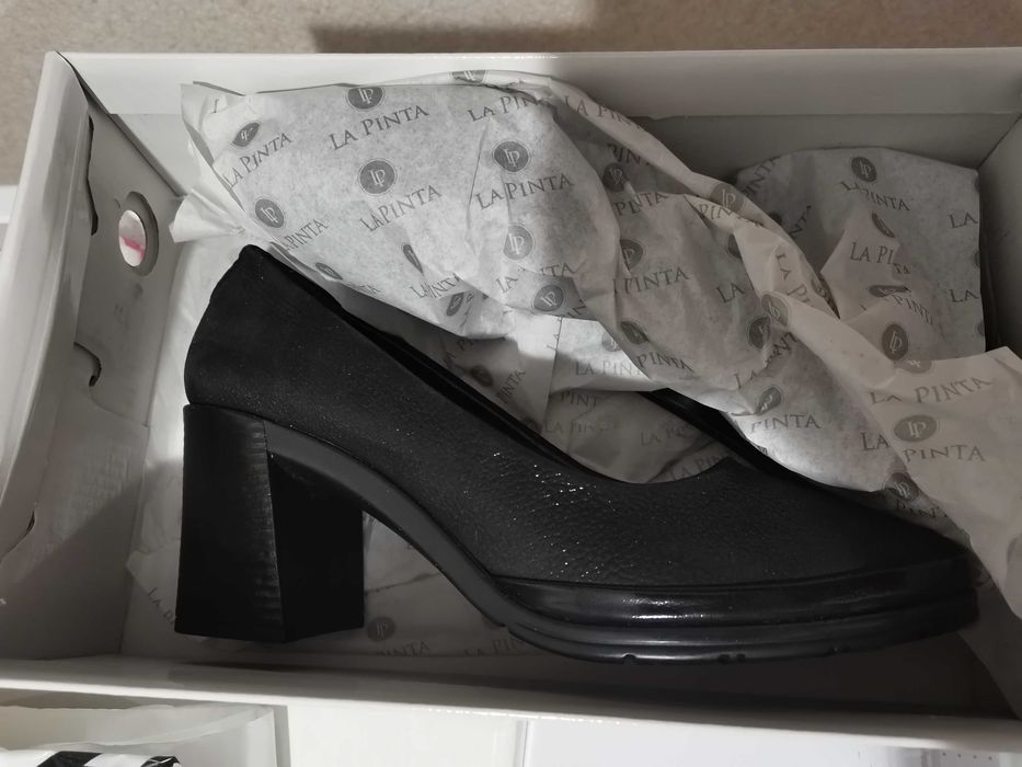 Продам черные туфельки.