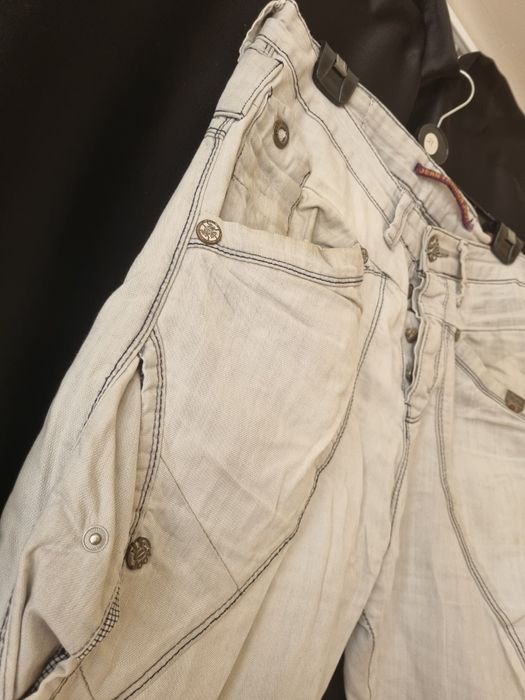 Стилни мъжки дънки с много детайли