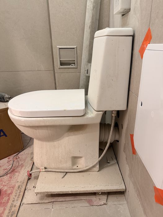 Унитаз белый с крышкой
