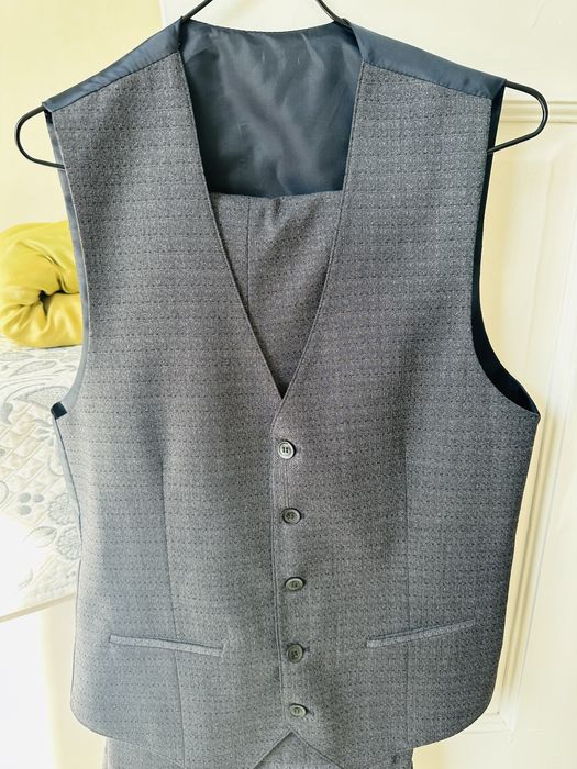 Мужской костюм серый