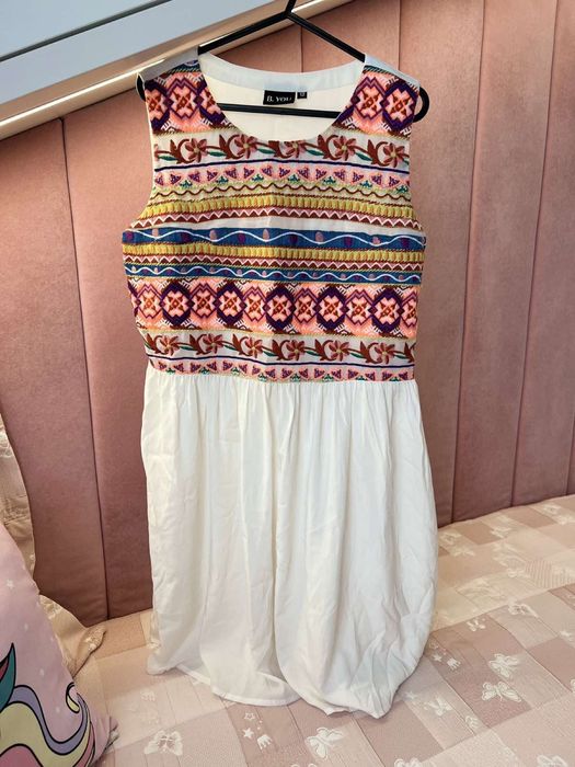 Къса лятна рокля с бродерия