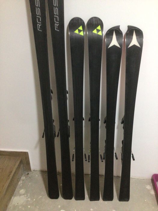 Vând 2 perechi de schiuri stare bună