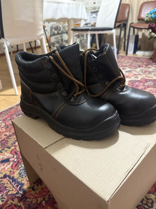 продам новые рабочие ботинки осень 42 р
