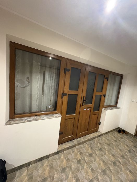 Ansamblu ușă exterior PVC + 2 geamuri laterale fixe – Termopan – Stejar Auriu