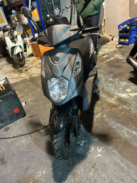 inchiriez  Scuter glovoo tazz bolt food