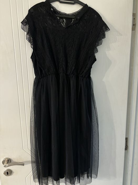 Елегантна рокля с дантела и тюл