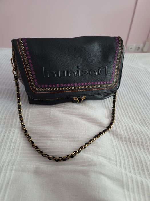 Чанта от еко кожа с мултицветен дизайн на марката Desigual.