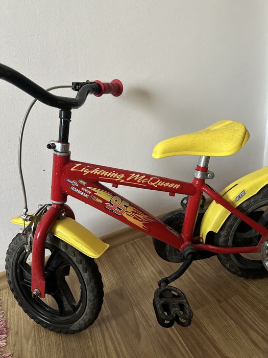 Vând bicicletă cu roți ajutătoare 2-5 ani