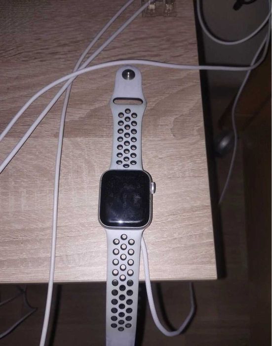 Apple Watch SE 40mm GPS, използван със спортна каишка Nike и магнитна гривна