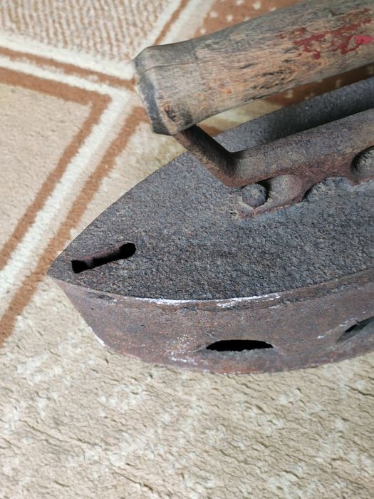 Fier de calcat cu carbuni