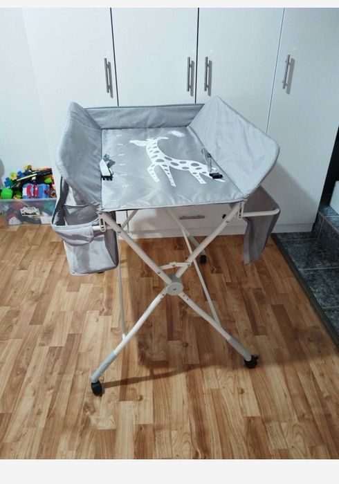 Se vinde:pătuț bebe, măsuta infasat, scaun de masa, scoică!