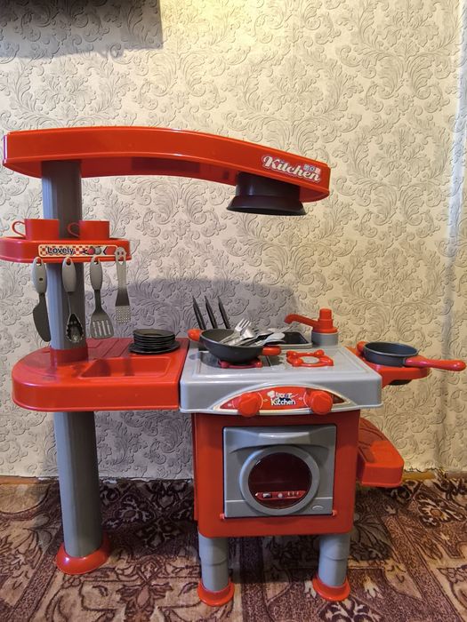 Детская кухня с посудой