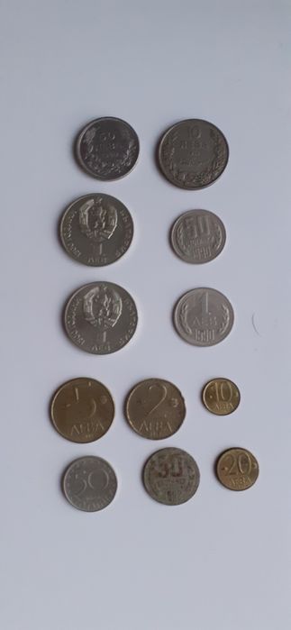 Стари монети и банкноти от миналия век.