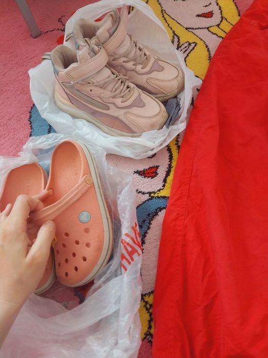 Продам два пакета вещей детских и обувь