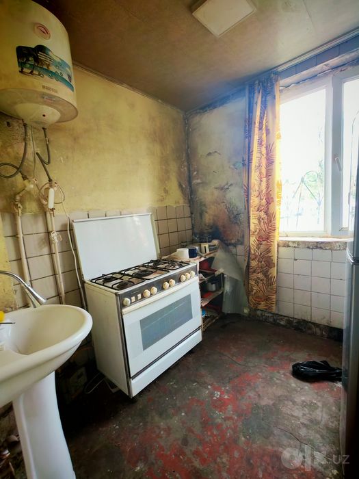 Бектемирском район. Срочно продается 2-х комнатная квартира  без ремон