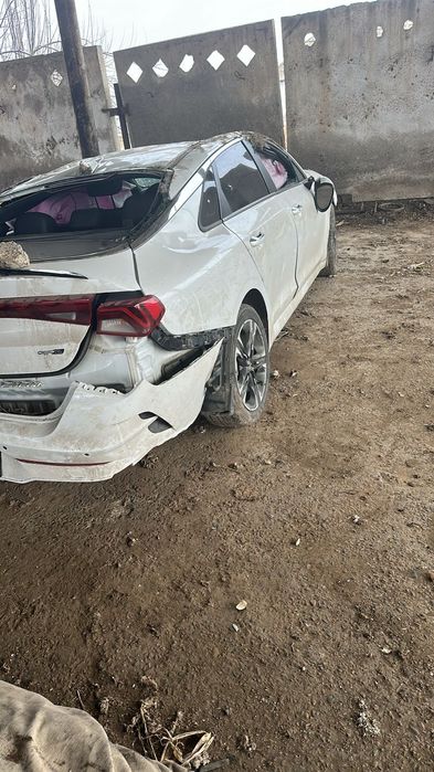 Kia K5 в авариийном состоянии