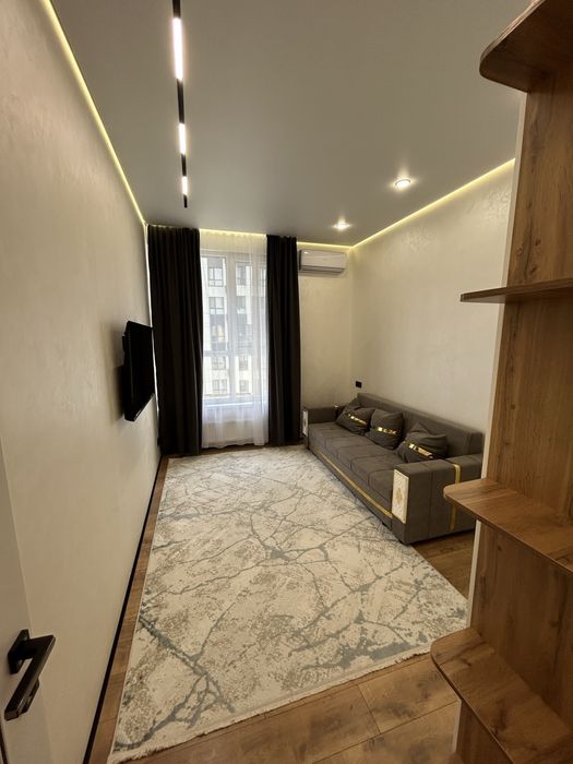 Зәр шығарып жатқан әйелдің үлкен көрінісі