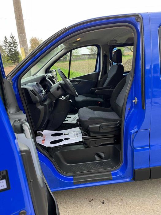Opel Vivaro EcoFlex an 2015 cu 6 locuri si duba euro 5
