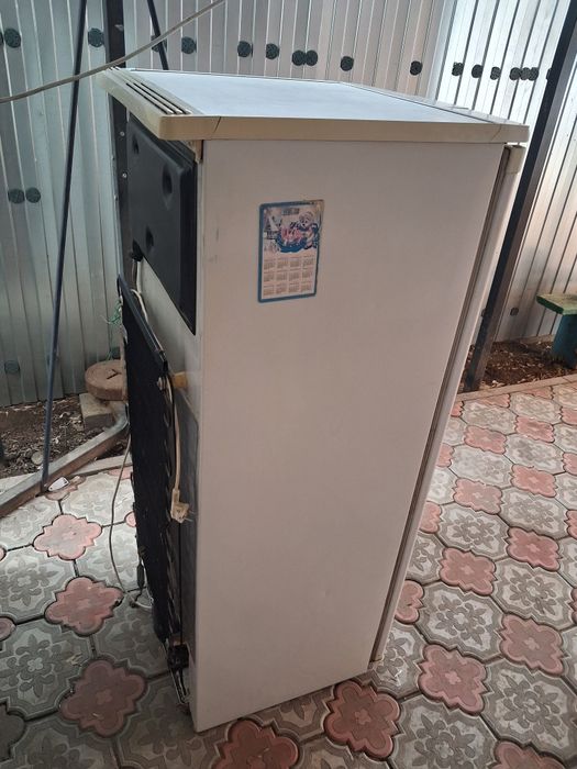 Холодильник с морозильной камерой