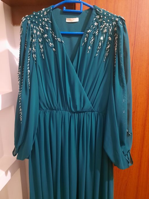 Платье изумрудного цвета