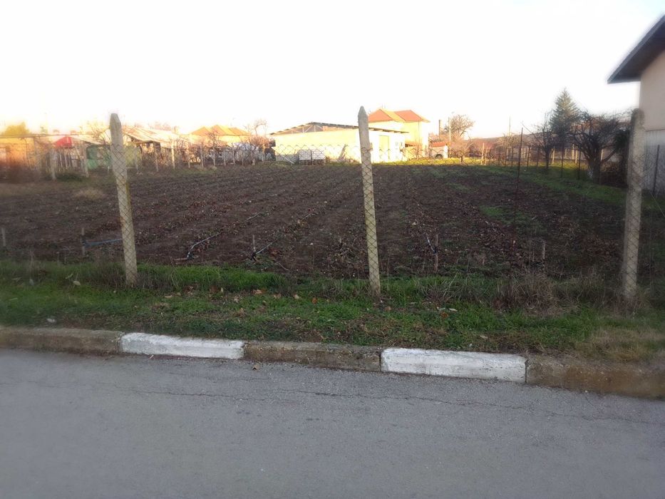 Продава се празно дворно място в гр. Лозница