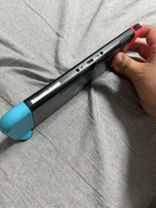 Ofer spre vanzare o consola Nintendo Switch