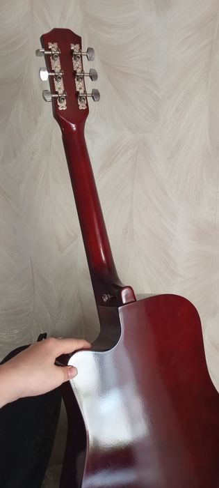 Продам гитару в хорошем состояние