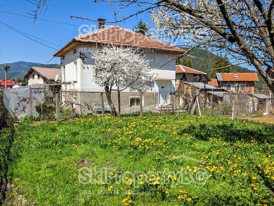 Стара къща с голям инвестиционен потенциал в село Говедарци, близо до Боровец!