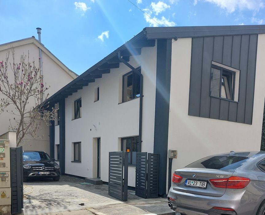 Vand casa in centrul orasului Rm Vacea , impecabila .