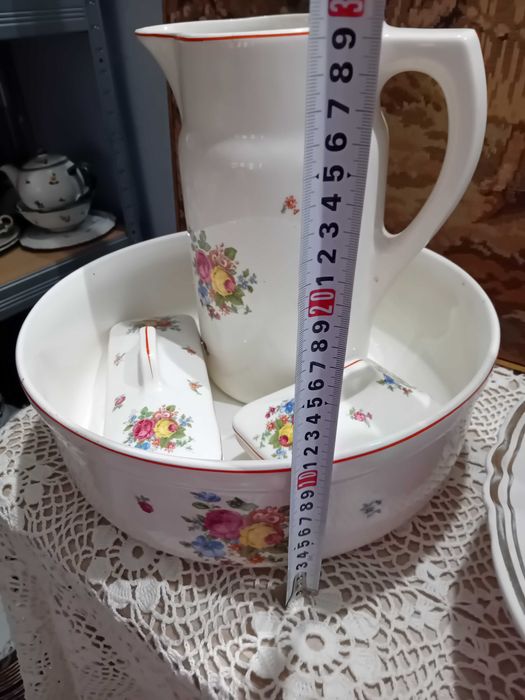 Порцеланови старинни комплекти за баня