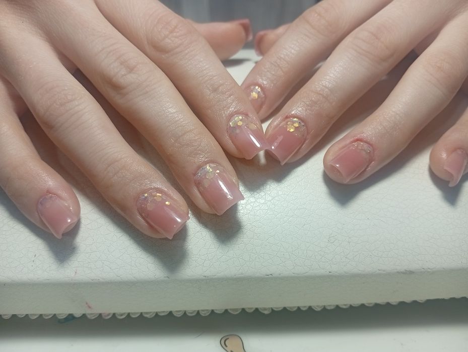 Маникюр и наращивание ногтей с дизайном...