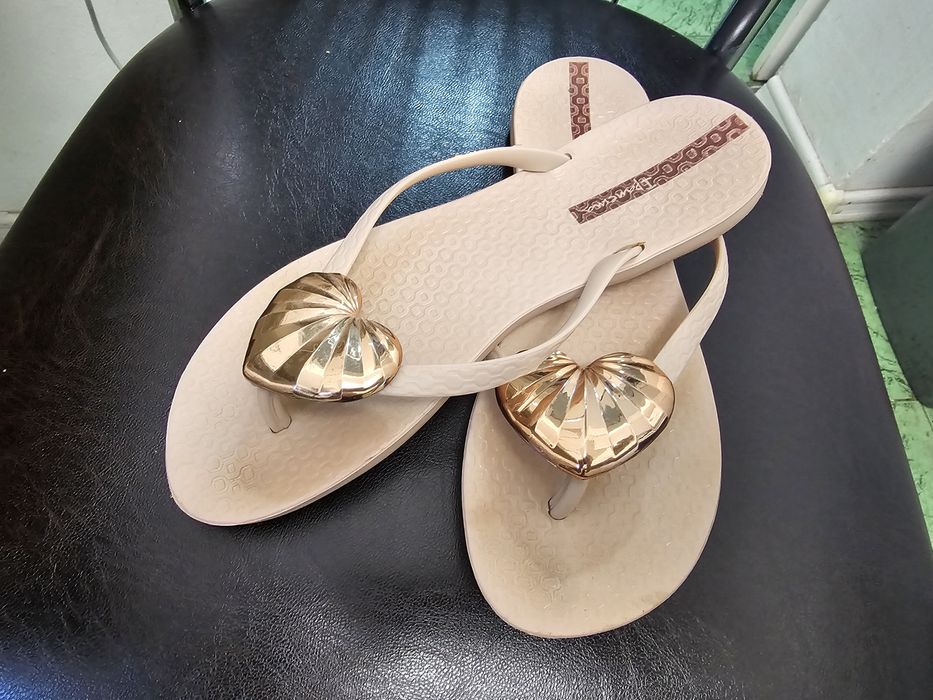Papuci Ipanema  Bej mărimea 36
BRAND :Ipanema
135,00 lei
Pa