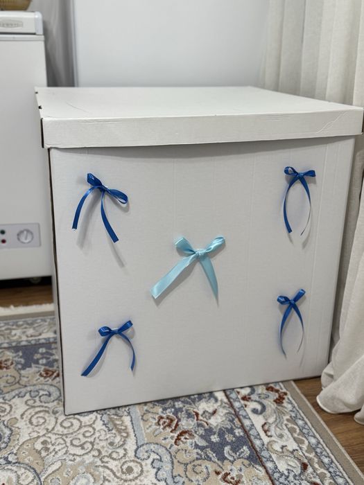 Продам коробку белую для подарков